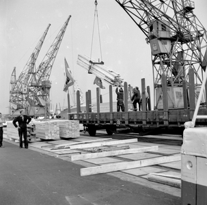 846489 Afbeelding van het lossen van hout voor het Zachthout Overslag Bedrijf in de Minervahaven te Amsterdam.